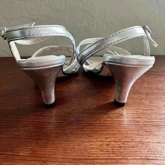 Benjamin Walks Touch Ups Women's Amara Heeled Sandal Silver Size 6.5 New - Picture 8 of 11